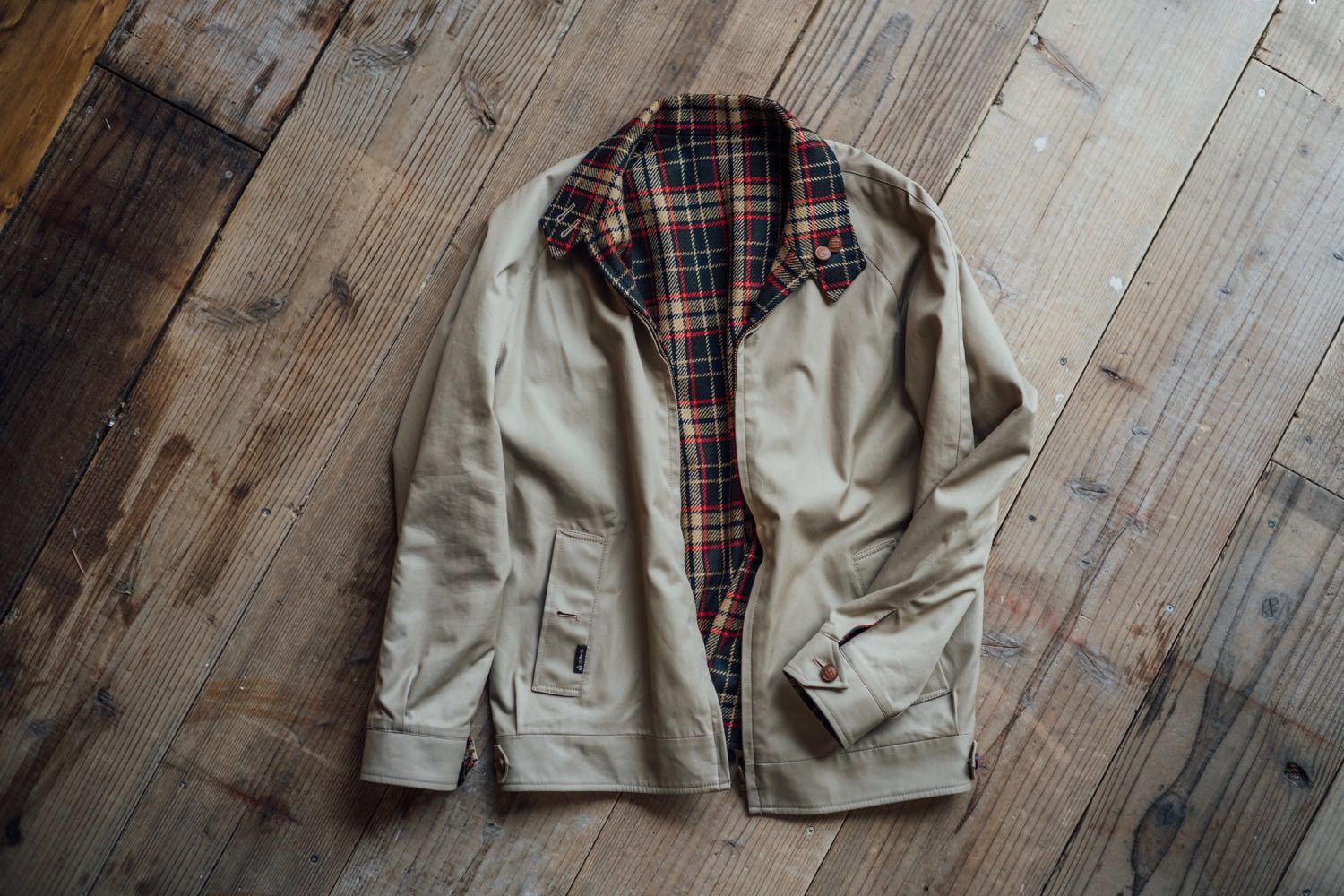 英国紳士の気風を身にまとう。DAKSのリバーシブルスウィングトップ