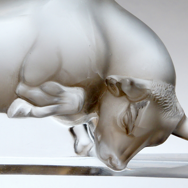 ペーパーウェイト 雄牛」ルネ・ラリックのデスクウェア《ギャルリー