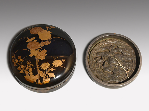 江戸初期 秋草蒔絵鏡箱 松に鶴亀文白銅鏡入り | 古美術ささき