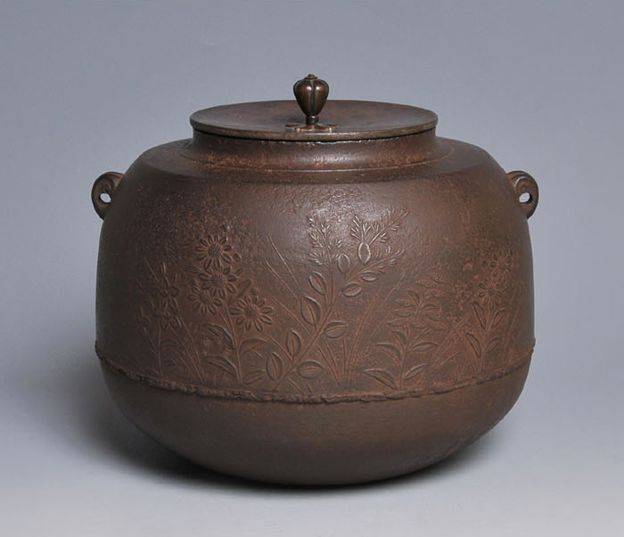 肩衝釜 秋草と若松地紋 名越弥五郎(作) 大西極箱 | 古美術ささき