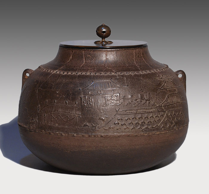 繰口釜 天猫作 肩霰に風景地紋入り 十五代 大西浄心箱書 | 古美術ささき