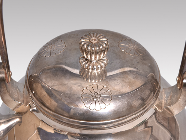 伏見宮より出羽重遠拝領 御紋入り銀瓶 明治時代天賞堂製 | 古美術ささき