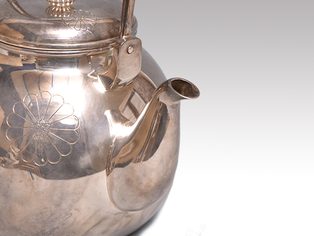 伏見宮より出羽重遠拝領 御紋入り銀瓶 明治時代天賞堂製 | 古美術ささき