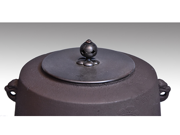 松文肩衝釜 畠春斎（作） 共箱 風炉用 | 古美術ささき