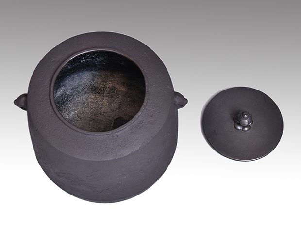 松文肩衝釜 畠春斎（作） 共箱 風炉用 | 古美術ささき