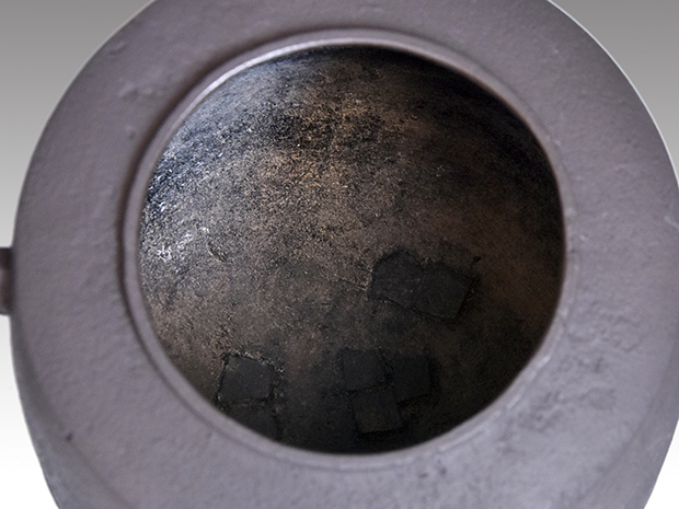 松文肩衝釜 畠春斎（作） 共箱 風炉用 | 古美術ささき