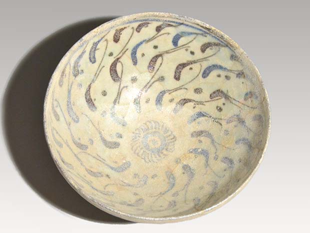 ペルシャ 波斯 白地 魚文 青釉 銀化 鉢 13世紀頃 桐箱 | 古美術ささき