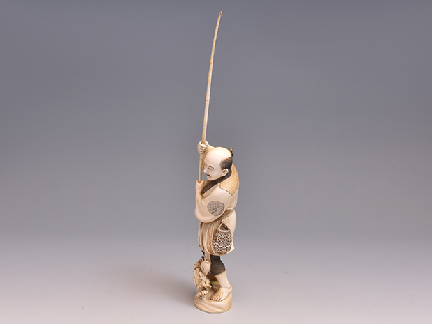 象牙芯彫釣人図 青丞(作) | 古美術ささき