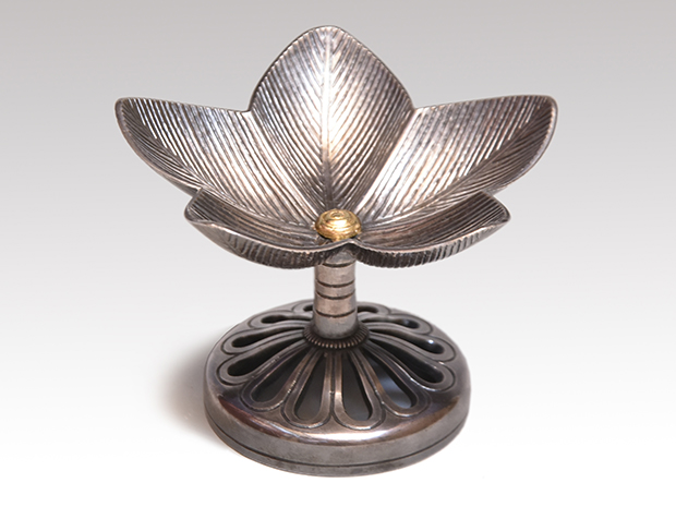 南鐐（純銀）つくばね蓋置 純金花芯 二代 長谷川一望斎（作） 共箱