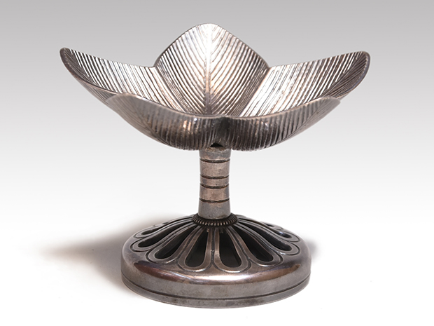 南鐐（純銀）つくばね蓋置 純金花芯 二代 長谷川一望斎（作） 共箱