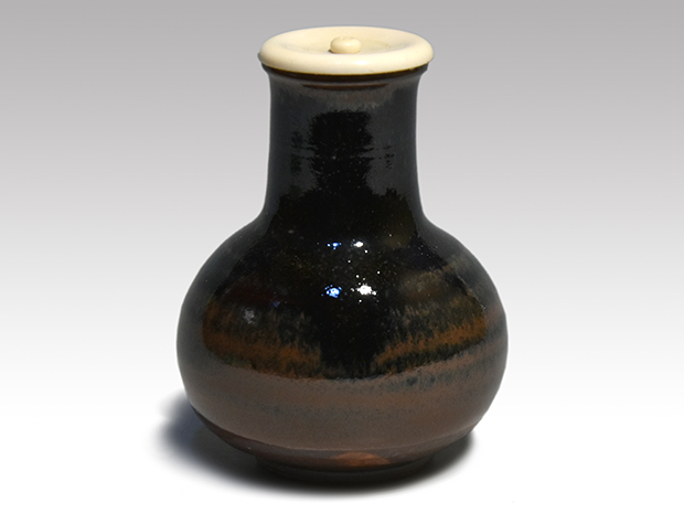 古瀬戸鶴首茶入 二代 山口錠鉄(作) 共箱 象牙蓋 仕覆（紅牙撥鏤尺文