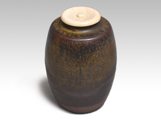 丹波焼 肩衝茶入 市野信水(作) 象牙蓋 仕服（織部緞子） 共箱 | 古美術