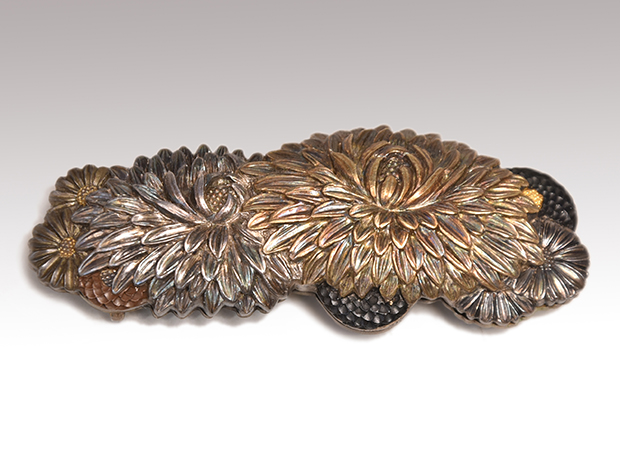 帯留 銀製彫金 菊図 石黒政近(作) 紐穴4分(12㎜) | 古美術ささき