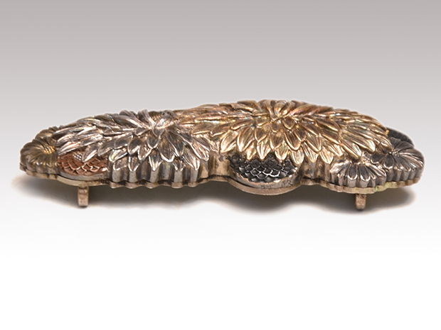 帯留 銀製彫金 菊図 石黒政近(作) 紐穴4分(12㎜) | 古美術ささき