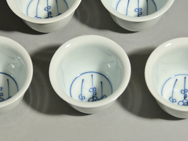 二代 平安 三浦竹泉（造）白磁染付梅花図茶碗 6客 共箱 仕覆付「縞