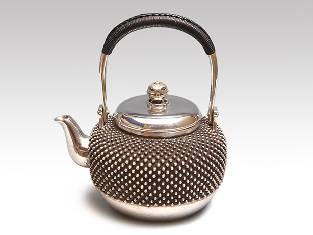 純銀霰(あられ)湯沸 銀瓶 竹影堂栄真(作) 共箱 重量：1380g 容量：1