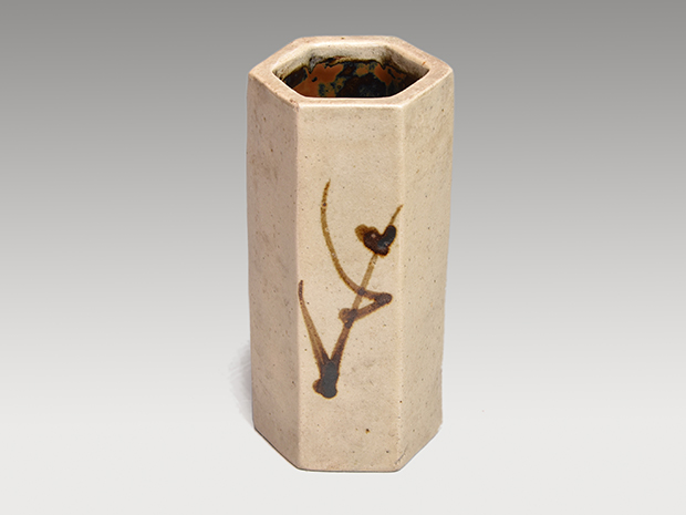 浜田庄司(作) 鉄絵キビ文六角花生 花入 共箱 | 古美術ささき