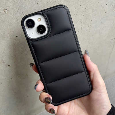 インテリオル IPHONE15 ダウンみたいなふかふかケース ブラック 1830