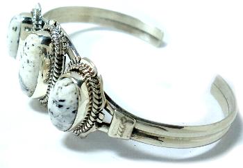 ホワイトバッファロー・バングル・ブレスレット・インディアンジュエリー