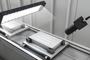 微細な傷・凹み・汚れも自動検査できるラインスキャンカメラ | キーエンス