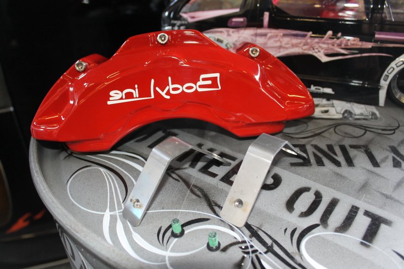 NV350キャラバン エクステリアBody Lineオリジナル キャリパーカバー