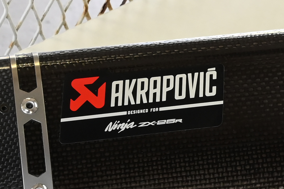 カワサキが提案するNinja ZX-25Rカスタムマシン。正規取扱店仕様の