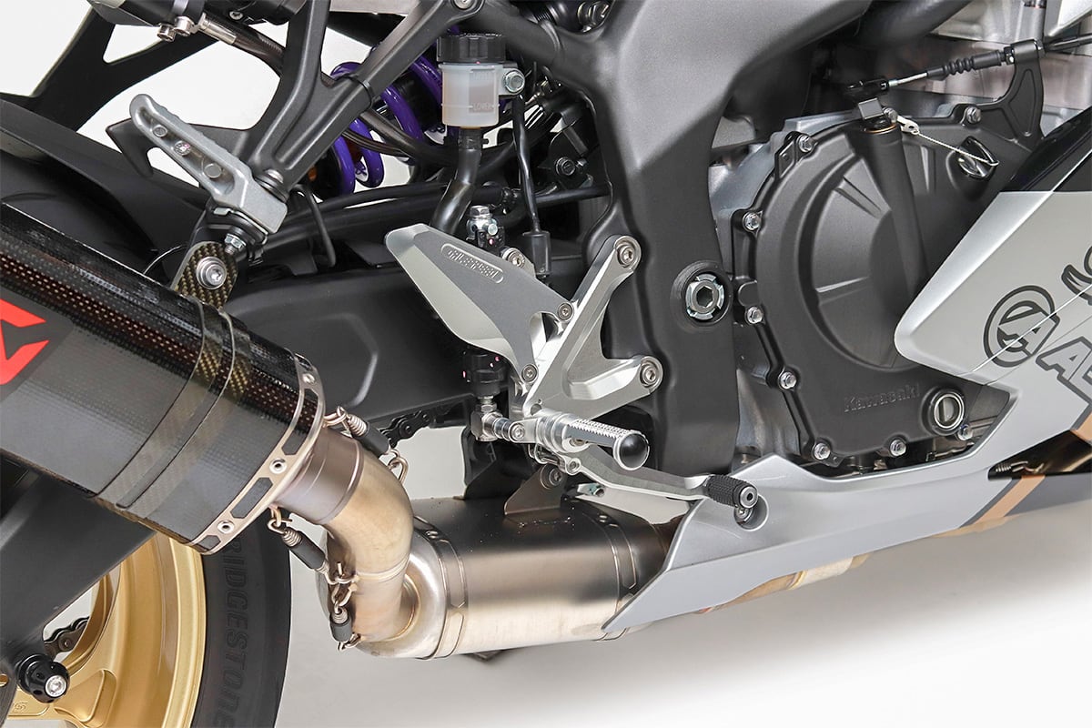 ゲイルスピードから2ポジション選択可能なNinja ZX-25R/SE用ステップが