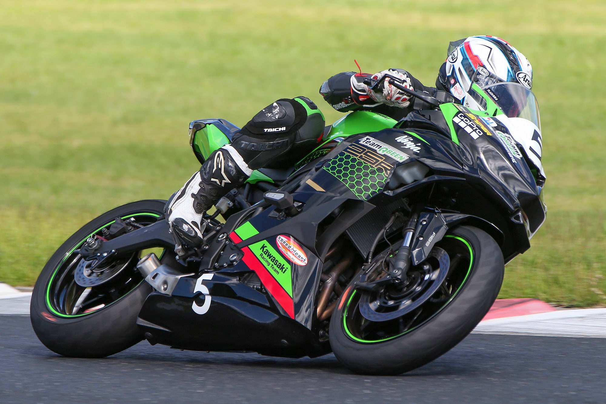 16台のNinja ZX-25Rが岡山国際サーキットを駆ける！ Ninja Team Green