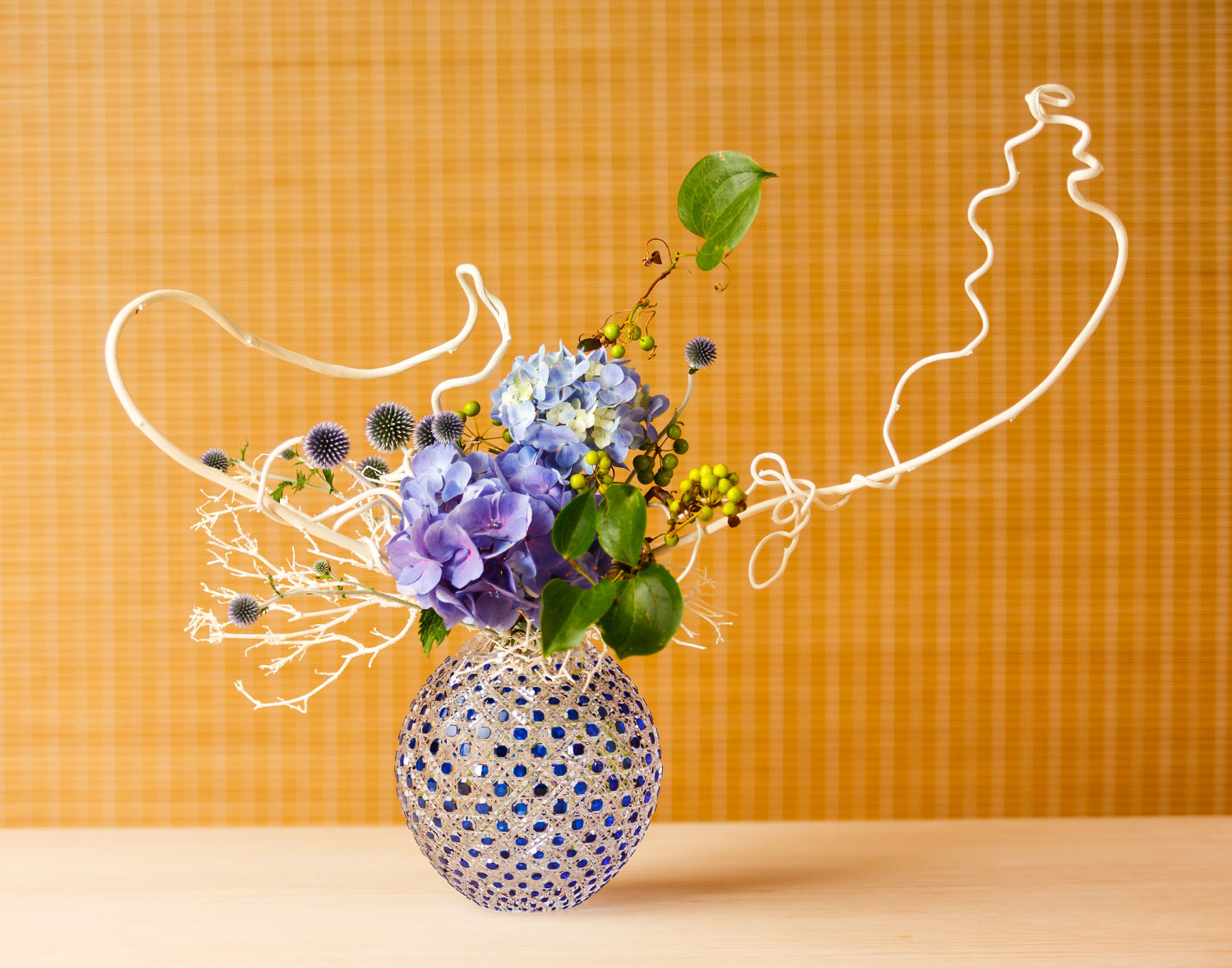 江戸切子 瑠璃色被毬型花瓶＜八角籠目紋＞ | カガミクリスタル