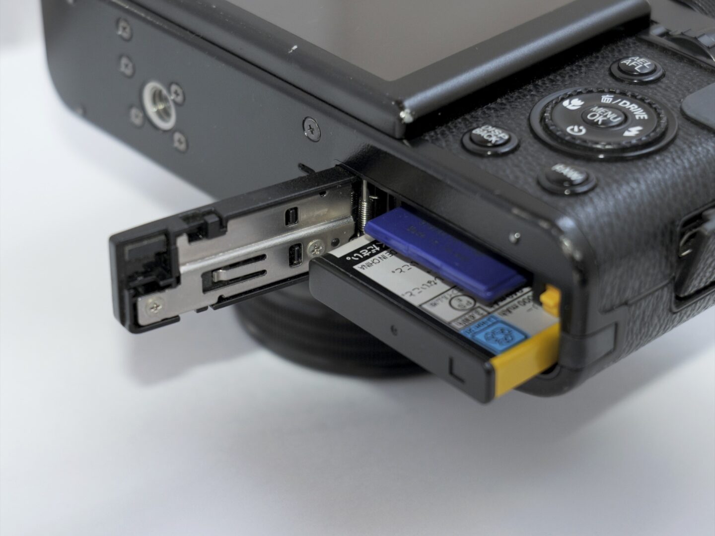 オールドコンデジ】豊かな色表現を楽しむ「FUJIFILM X10」の魅力を再