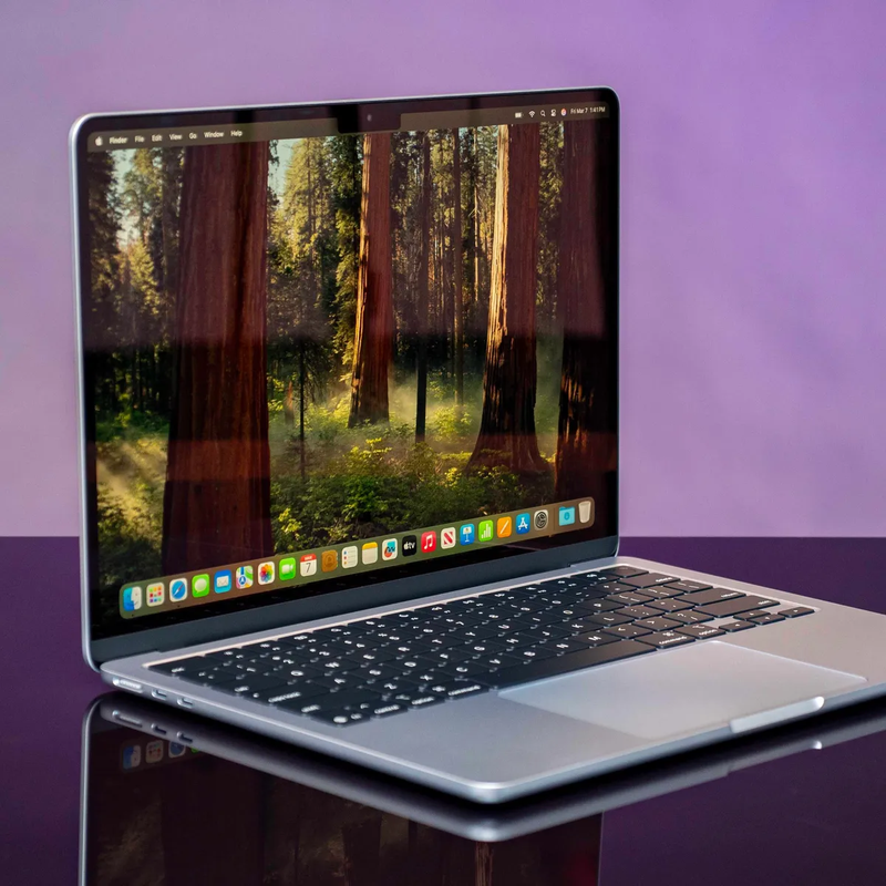 Apple 13″ MacBook Air 2025 , M4, 16GB RAM ( 256GB SSD ) laptop