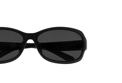 全てのモーターリストのために開発されたサングラスozniS FLAT