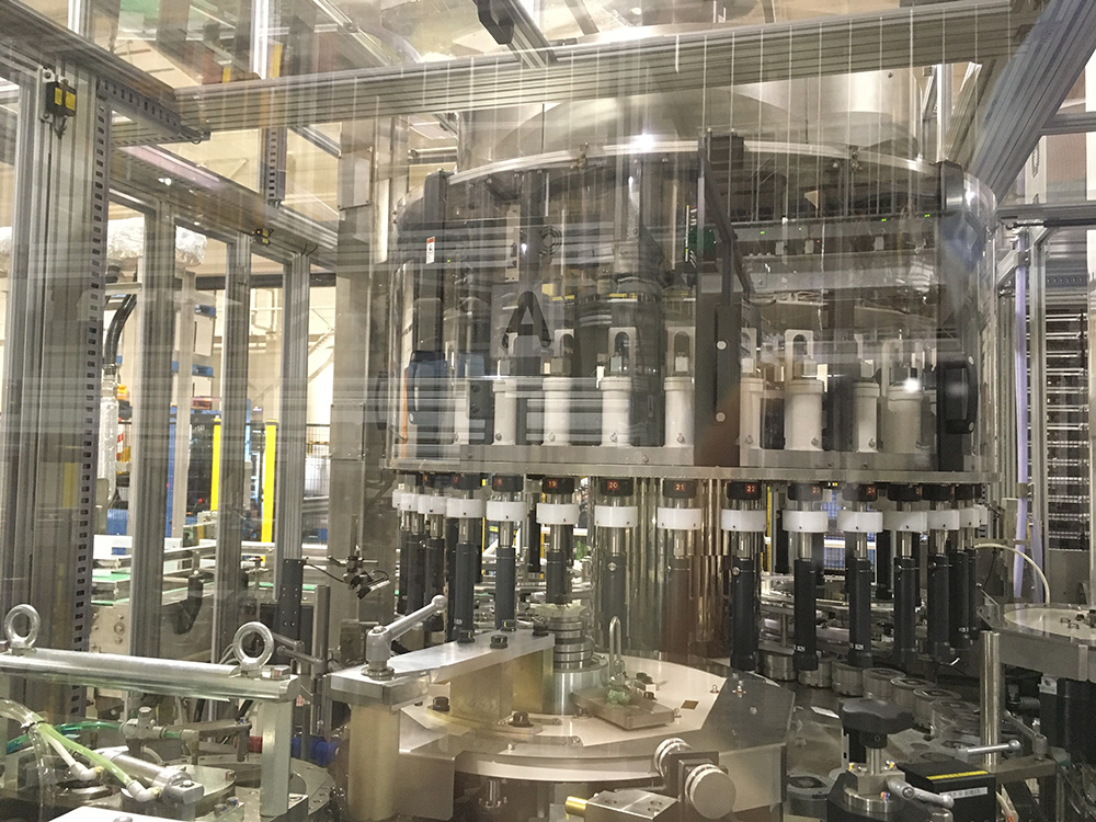 キリンビバレッジ湘南工場・滋賀工場でロールラベルのペットボトル飲料