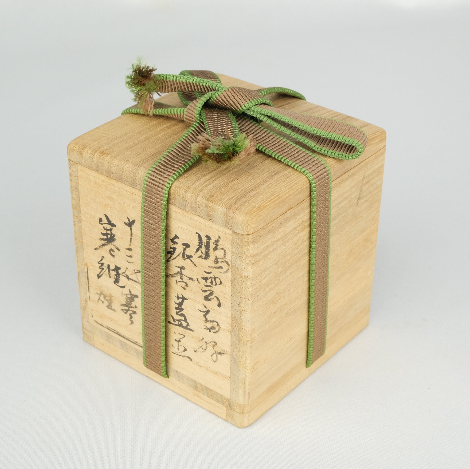 栗山園オンライン通販部 / 【出物】 鵬雲斎好銀杏蓋置 13代宮崎寒雉