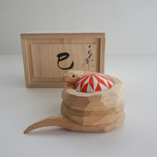 繭／奈良町南観光案内所：奈良一刀彫作家 荒木義人さんの干支「巳」が