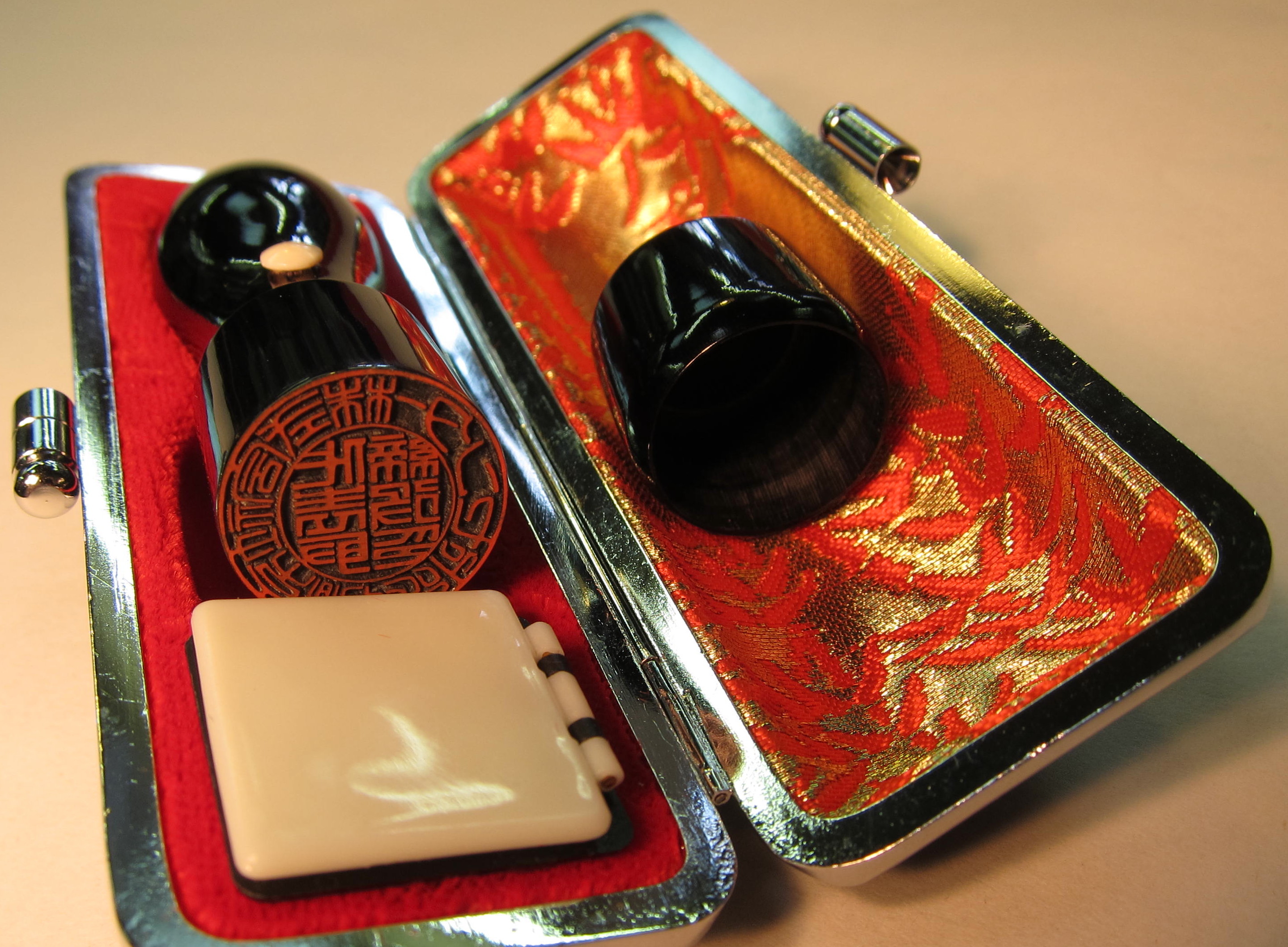 京印章制作士の店主自らていねいに精密機械で彫り、彫刻刀で仕上げる