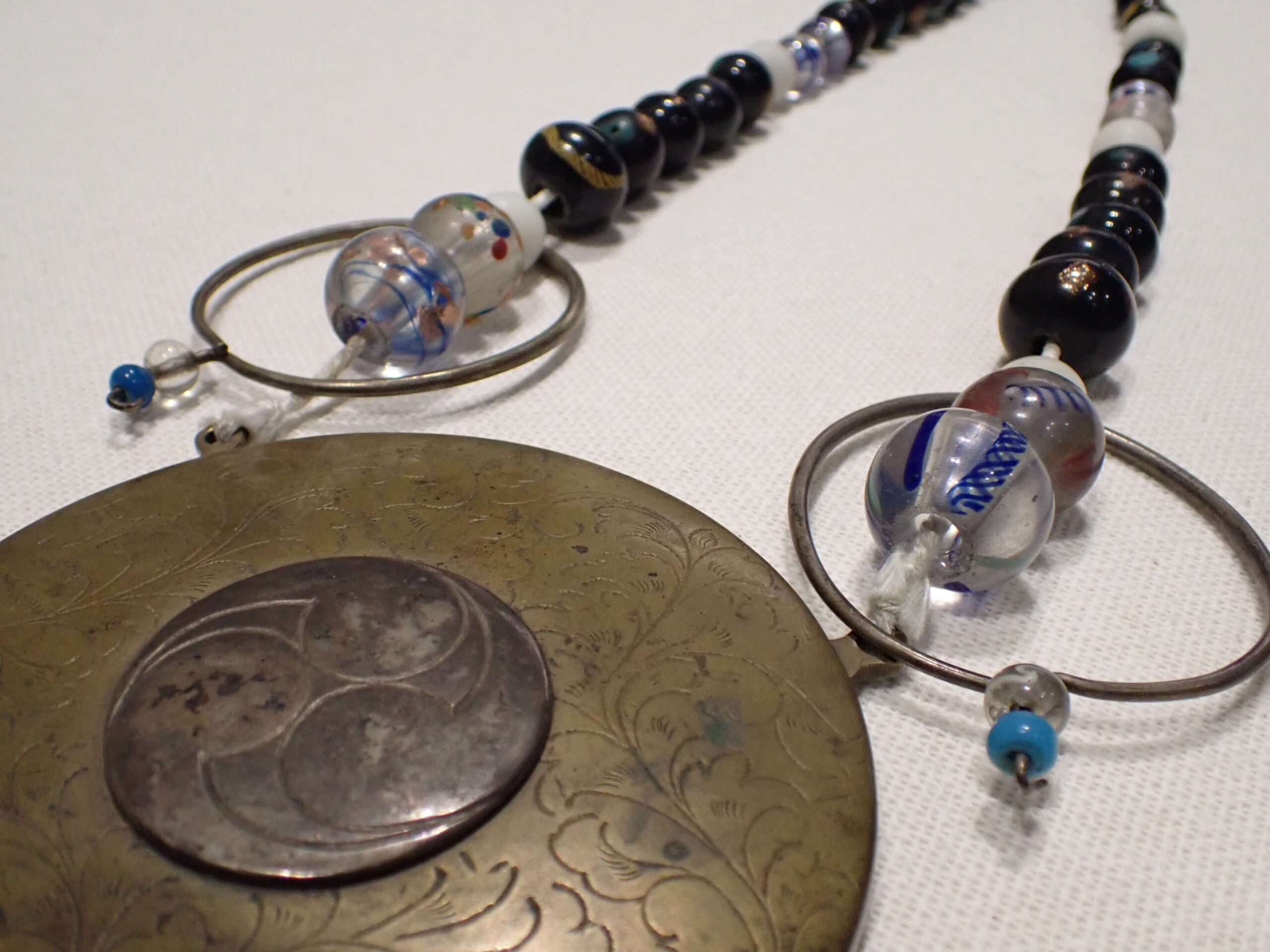 アイヌの耳飾り・首飾り、そして衣服 – 北海道博物館