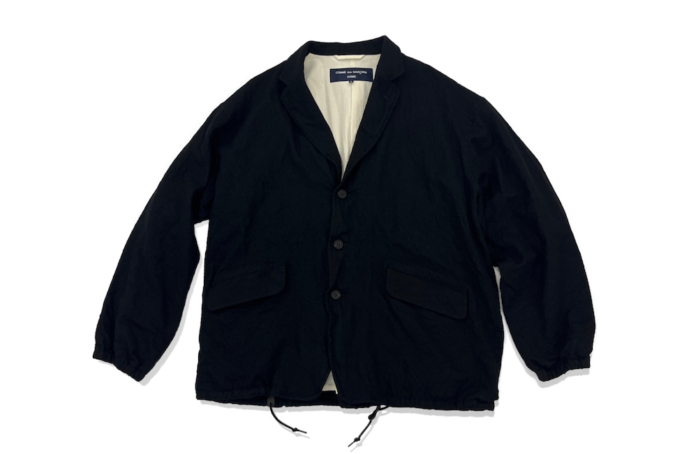 コム デ ギャルソン・オムを秋冬の主役に。頼りになる定番的なコートと