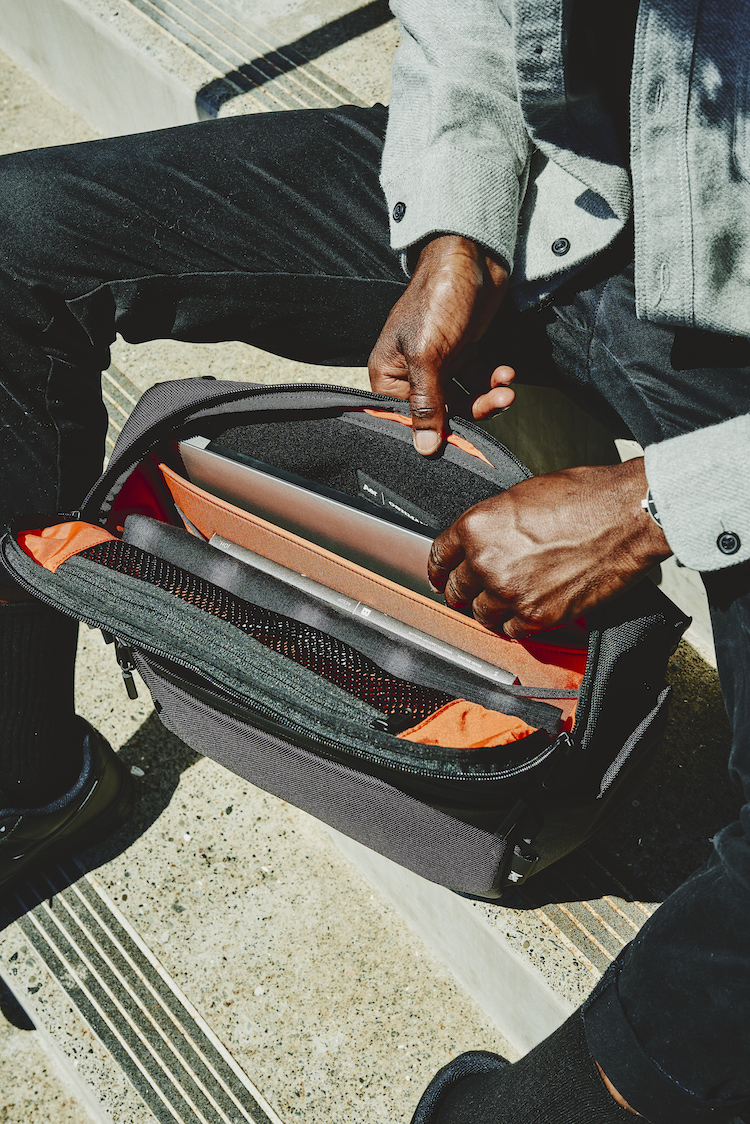 めまぐるしく流動する都市には、このバッグが必要だ。名コンビ、エアー