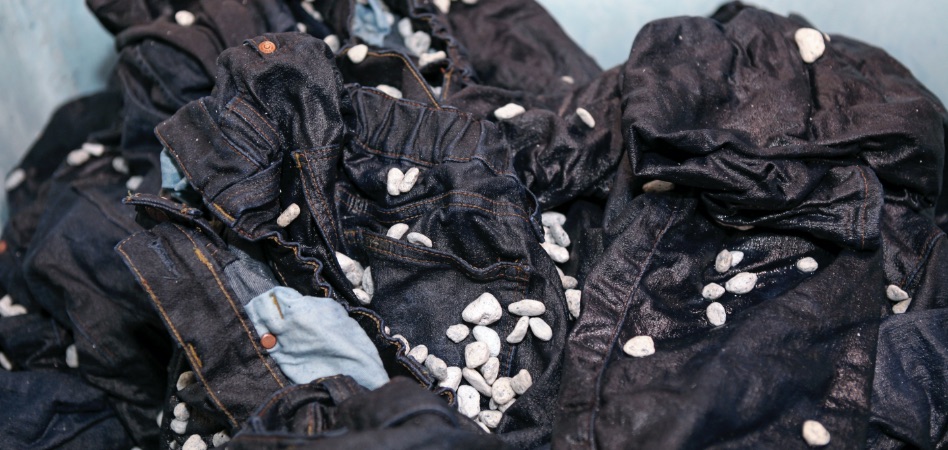 ジーンズ及び繊維製品全般の染色・洗い加工│豊和株式会社