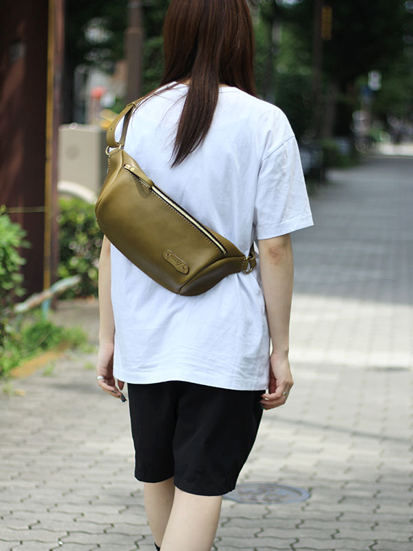 メンズ・レディース問わず人気の横型レザーボディバッグ / 革鞄のHERZ