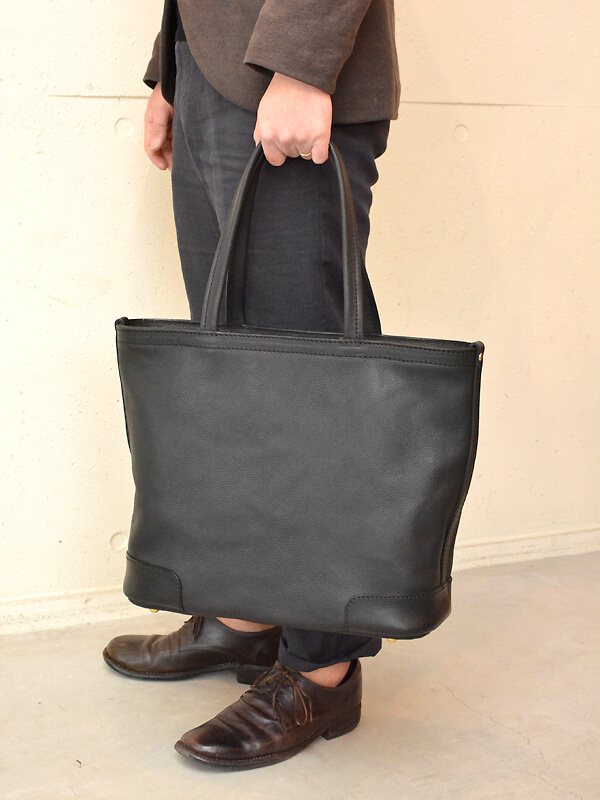 柔らかい革で肩掛けでも馴染むA4ファイル対応ファスナートート / 革鞄