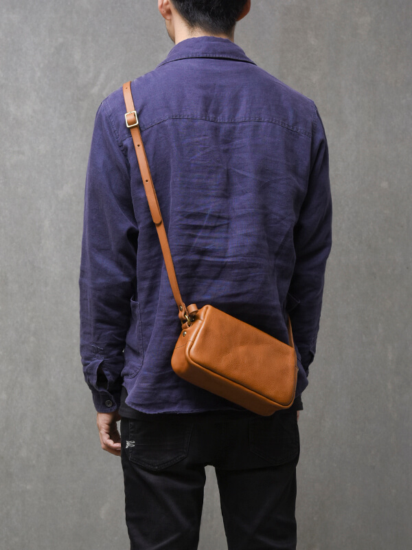 革の質感を活かした軽くてシンプルなショルダーバッグ / 革鞄のHERZ