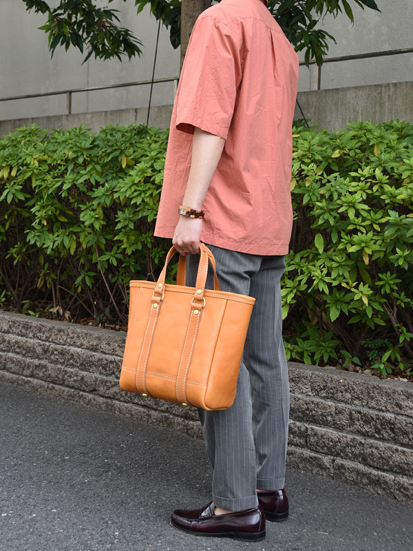 ガレージにどさっと置くイメージのバケツ型レザートート / 革鞄のHERZ