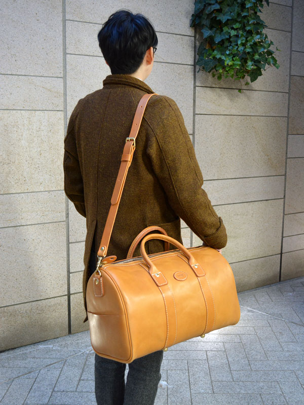 普遍的デザインで使う人を選ばないファスナーボストンバッグ / 革鞄の