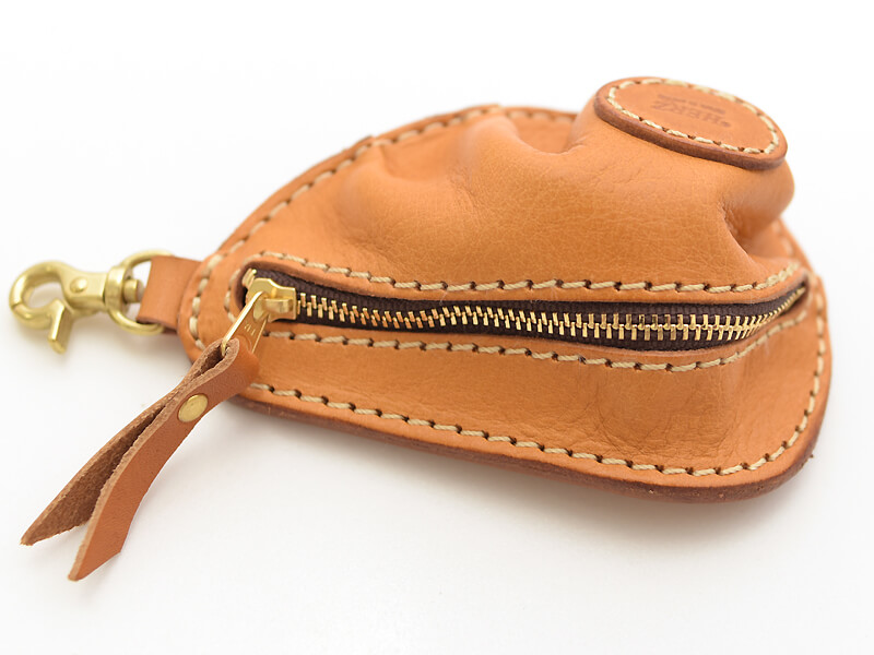 ギャザーを寄せた立体フォルムの餃子型小銭入れ / 革鞄のHERZ(ヘルツ