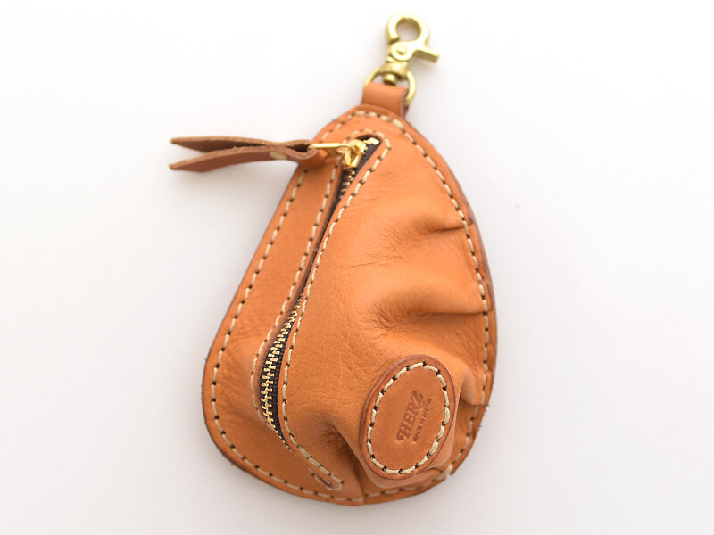 ギャザーを寄せた立体フォルムの餃子型小銭入れ / 革鞄のHERZ(ヘルツ