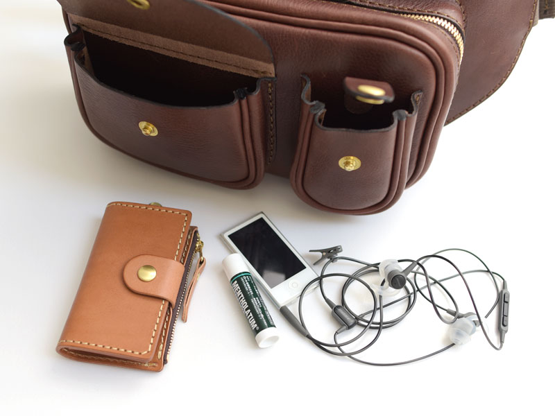 メンズ・レディース問わず使える2ポケットの本革ウエストバッグ / 革鞄