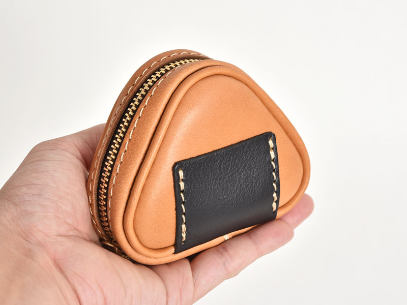 おにぎりの形をした使いやすくて可愛いポーチ / 革鞄のHERZ(ヘルツ