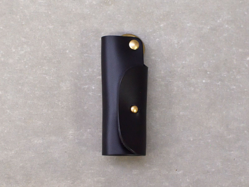 ハードレザーを使った持ち感の良いギボシ留め縦型キーケース / 革鞄の